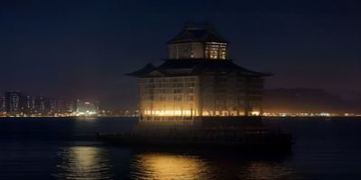 歪歪漫画都市悬疑类漫画封面，夜晚都市背景，悬疑解谜氛围浓厚，人物神情紧张专注